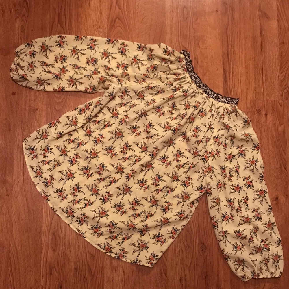 Yellow floral blouse💐